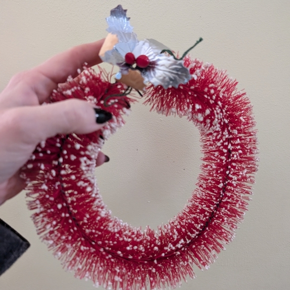 Vintage Bottle Brush Festive Red Holiday Wreath with Silver Accents - Picture 1 of 7